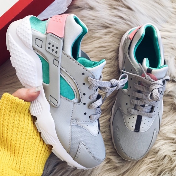 Nike Shoes - Nike huarache run sneaker